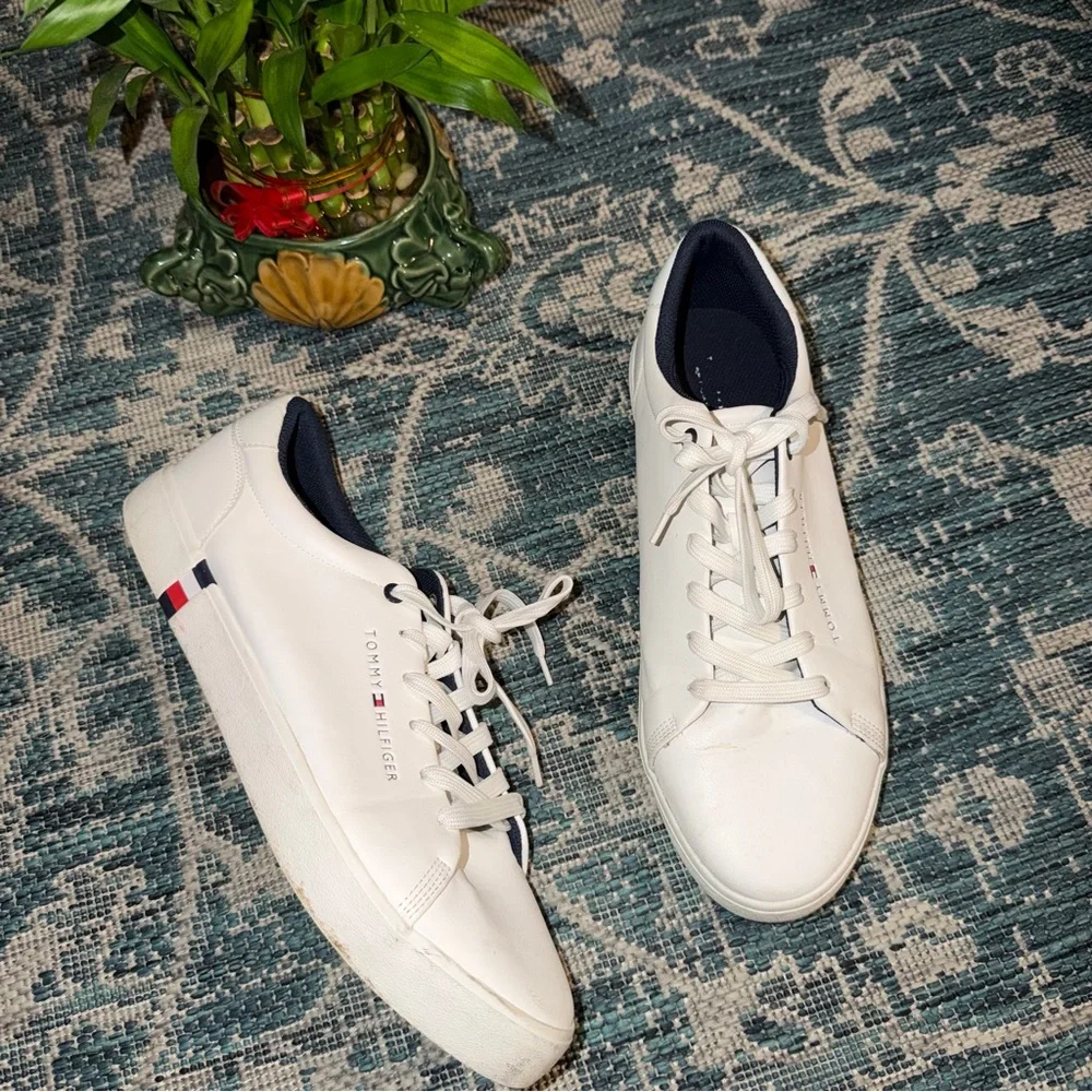 •Tommy Hilfiger• Classic Sneakers - Picture 2 of 8
